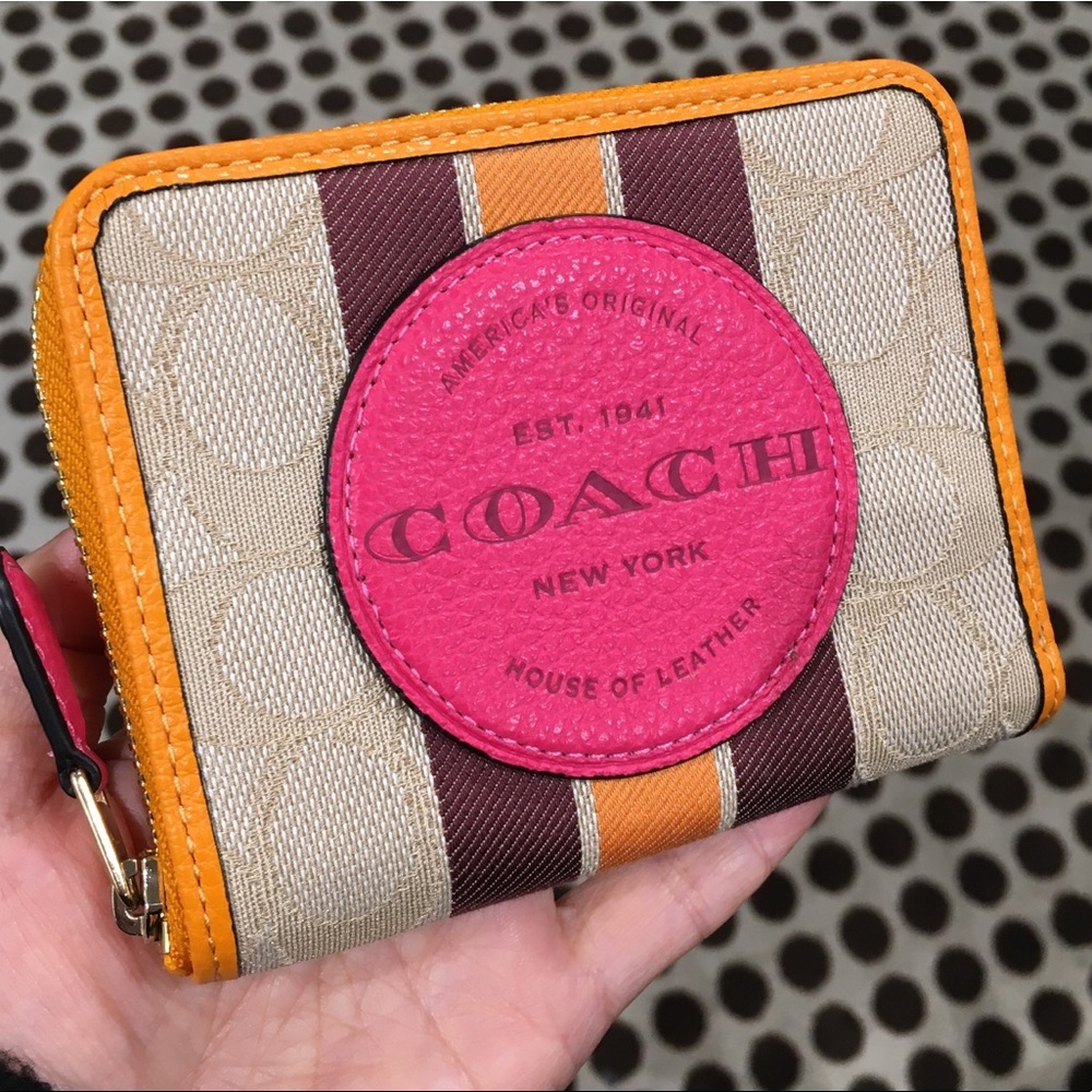 NWOT Dempsey Zip Around Wallet In Signature Jacquard